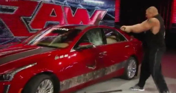 Il wrestler distrugge a colpi d'ascia la nuova Cadillac CTS