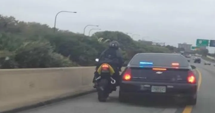 Polizia tenta di fermare motociclista in autostrada [Video]
