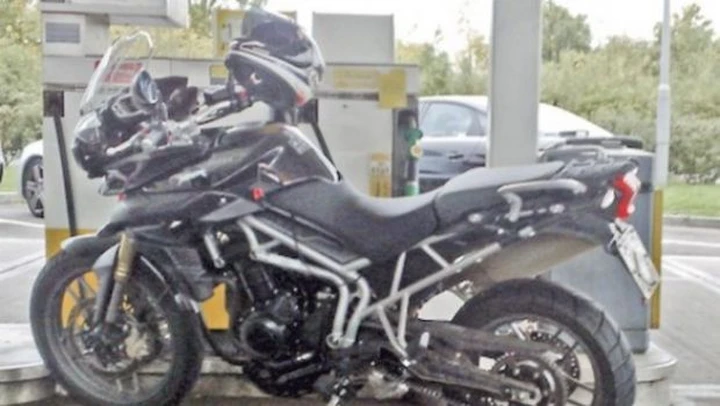 Triumph Tiger 800: ennesima  foto spia della versione Standard