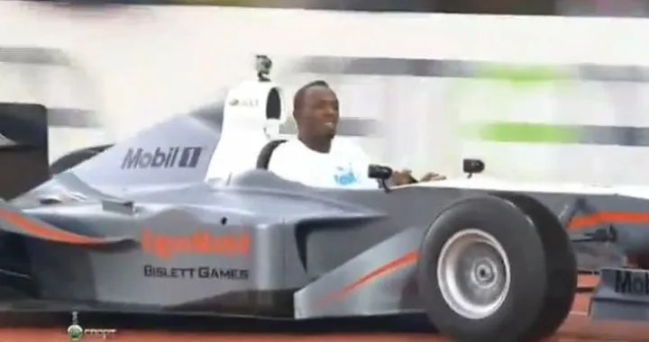 Usain Bolt guida (con difficoltà) la replica di una Formula 1