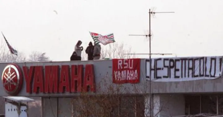 Gli operai Yamaha di Gerno di Lesmo sul tetto per protesta da 4 giorni