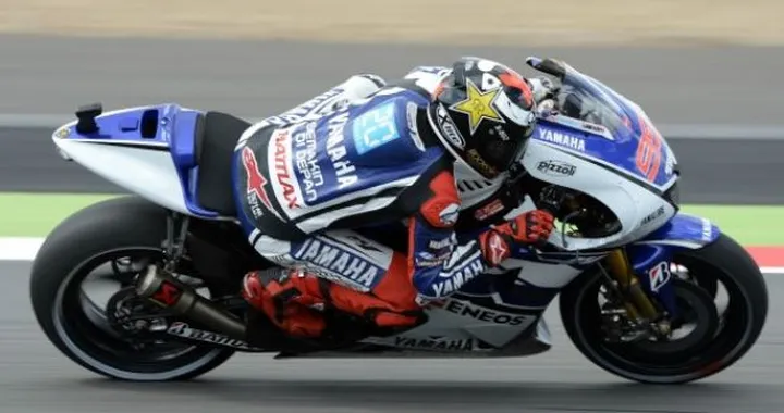 Lorenzo, "re" d'Inghilterra. Stoner e Pedrosa in difesa. Hayden ci prova. Rossi spento.
