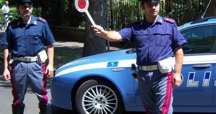 Si spacciano per poliziotti e rubano 11.000 euro