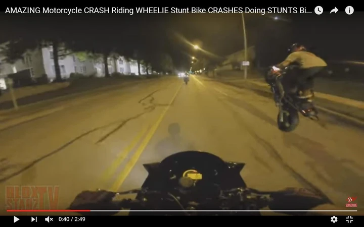 Impennata da stuntman con caduta in moto [Video]