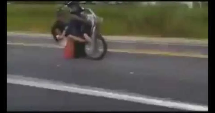 Impenna e la zavorrina in gonna si grattuggia il sedere!