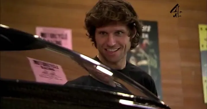 Guy Martin incontra la Triumph Rocket streamliner