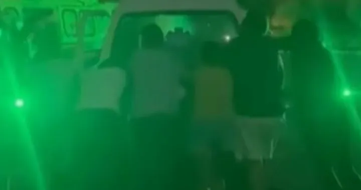 Ambulanza elettrica con batterie scariche: viene spinta durante il soccorso