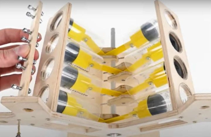 Come costruirsi un motore V8 in scala... usando le siringhe [Video]
