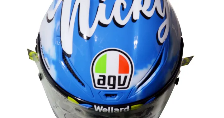 Iannone dedica il casco a Nicky Hayden