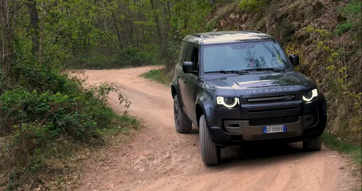 Land Rover Defender P400e: prova su strada