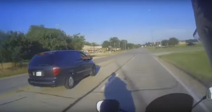 Bottigliate e sassate fra automobilista e motociclista [Video]