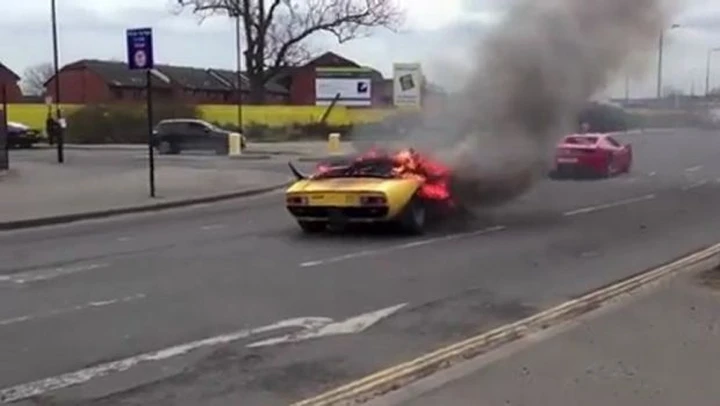 Lamborghini Miura SV in fiamme
