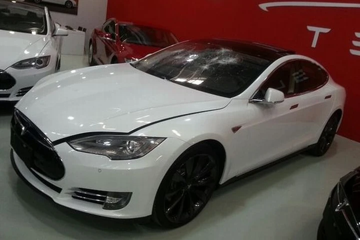 Tesla Model S: un cinese distrugge il parabrezza dopo averla ritirata. Protestava per il ritardo