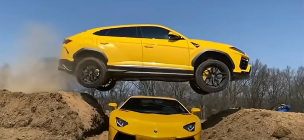 La Lamborghini Urus fa il salto sopra l'Aventador [Video]