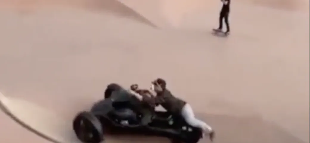 Moto a tre ruote in uno skatepark: video