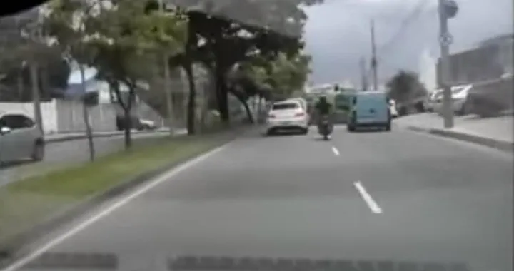 Motociclista dà un calcio a un'auto ma finisce a terra [Video]