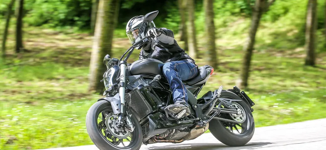 Benelli 502C: primo contatto con la cruiser pesarese