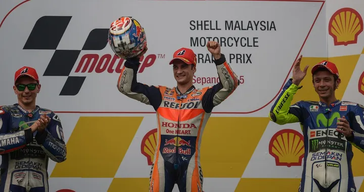 MotoGP Sepang, vince Pedrosa. Ma il contatto fra Rossi e Marquez cambia il gioco. Valentino in "odore di punizione", addio al mondiale?