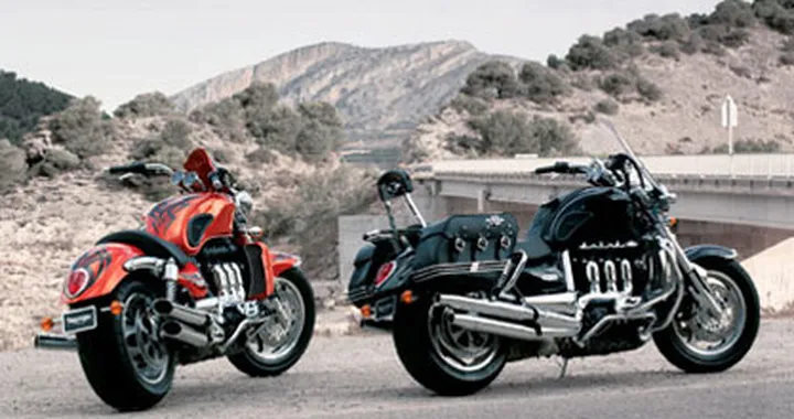 Speed Triple e Rocket, se ve le rubano ci pensa Triumph