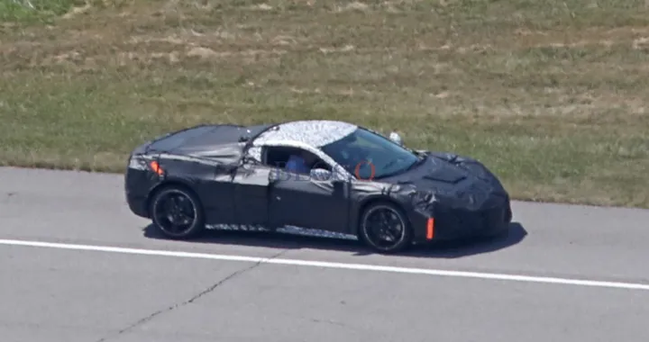 Corvette a motore centrale: foto spia su strada