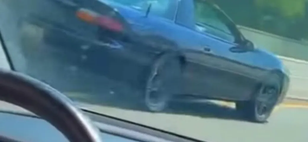 Sfida la Tesla con la Camaro, ma va a sbattere [Video]