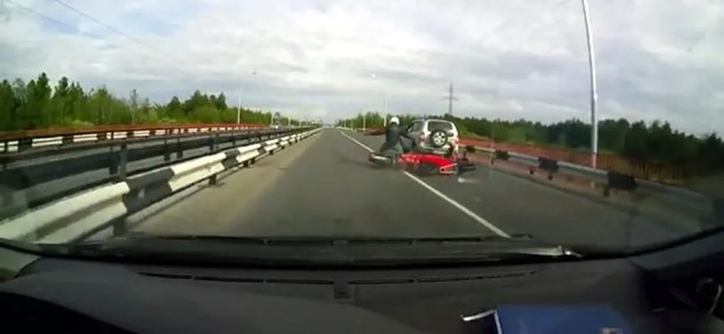 Motociclista tamponato “surfa” sull'asfalto [Video]