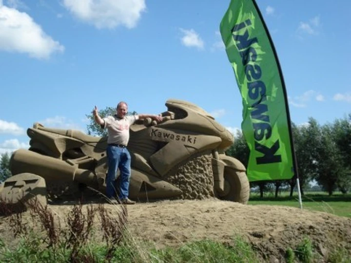 Foto del giorno: Kawasaki insabbiata