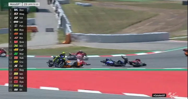 Video, GP Catalogna 2019: Jorge Lorenzo cade e "abbatte" Rossi, Dovizioso e Viñales