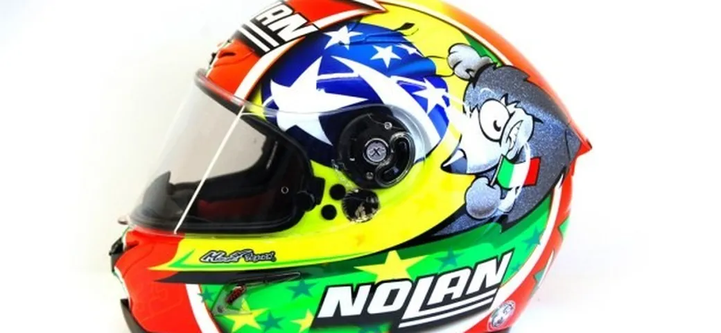 Marco Melandri omaggia i Mondiali di Calcio con un casco speciale