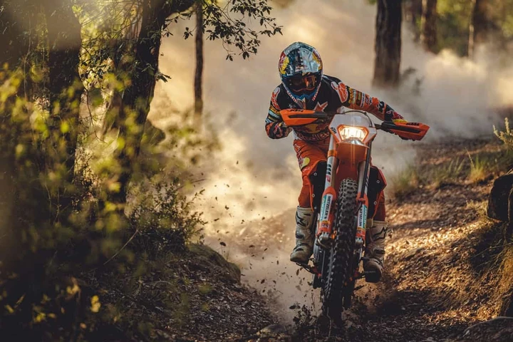 KTM svela 350 EXC-F Factory Edition 2022: l'eccellenza nel campo enduro 4 tempi