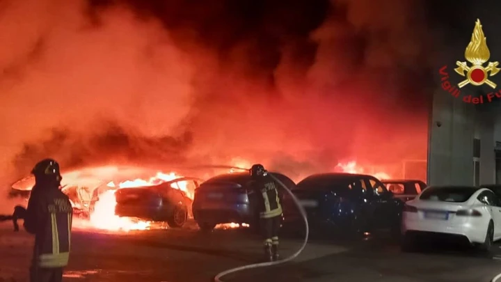 Impazza la protesta contro Musk a Roma, ben 17 Tesla date alle fiamme