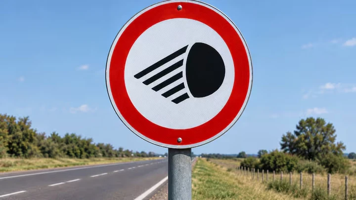Segnale stradale con semicerchio e linee nere: ecco cosa significa