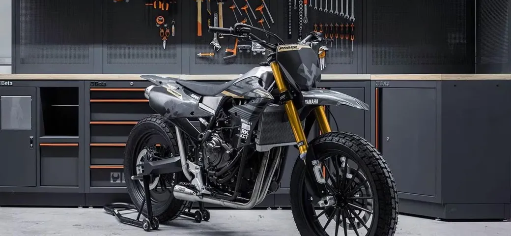 Dall’off-road alla pista: la Yamaha Ténéré 700 diventa una Flat Tracker epica