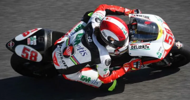 Marco Simoncelli domina la gara dell'Estoril e riapre il Mondiale 250