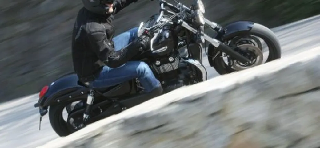 TEST Triumph Thunderbird Storm: è gradito l'abito scuro