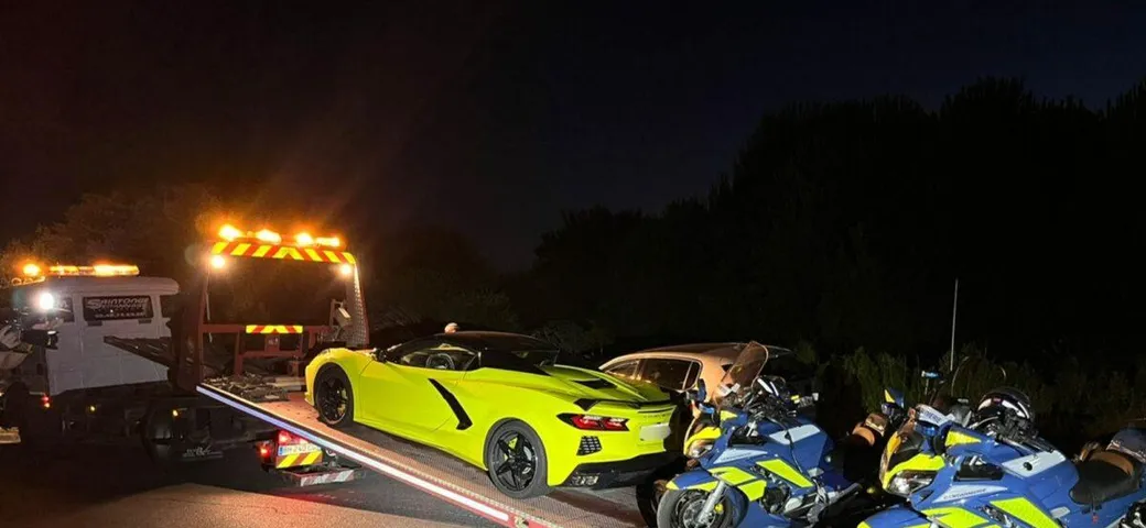 Corre a tutta velocità con la Corvette, ma viene beccato dalla Polizia: finisce male