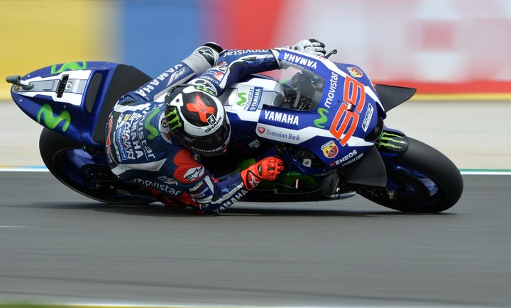 MotoGP Le Mans, Lorenzo “re” di Francia con Rossi … scudiero. Podio storico per la Suzuki con Vinales