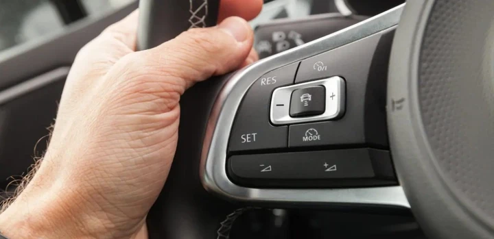 Tendenza a rilassarsi, il Cruise Control aumenta il rischio di incidenti del 12%