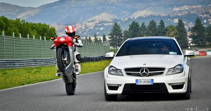 Mercedes C63 AMG Performance VS MV Agusta F3 675: la sfida in video