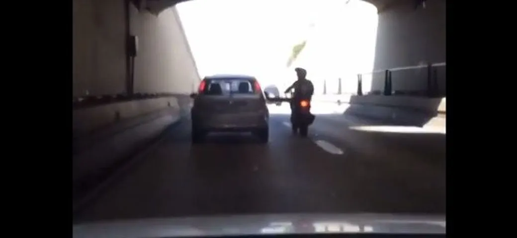 Epic fail: Scalcia una macchina, ma finisce a terra [Video]