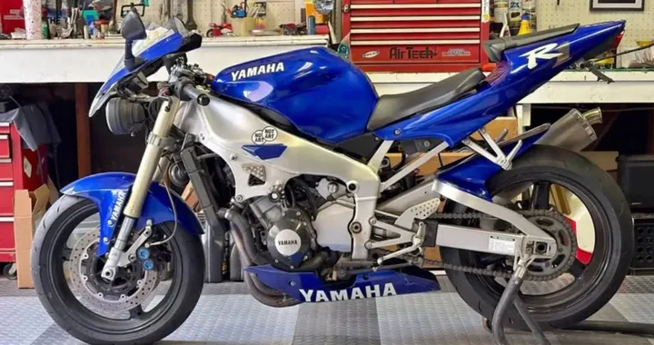 Ritorno al passato: Yamaha YZF R1 del 2000 trasformata in Streetfighter