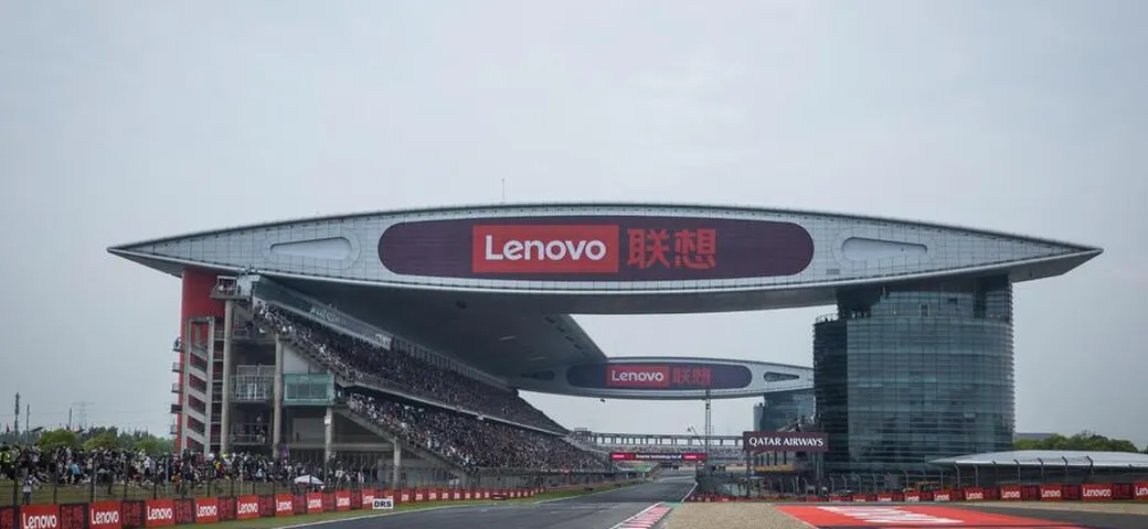 Ferrari sotto accusa: squalifiche per Leclerc e Hamilton al GP di Cina