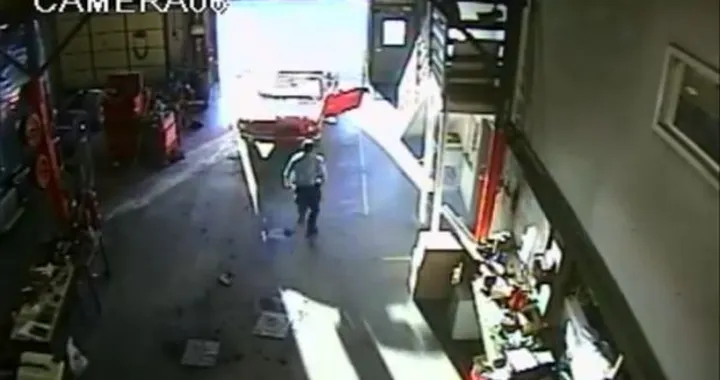 Il salvataggio di una Ford Mustang parcheggiata senza freno a mano