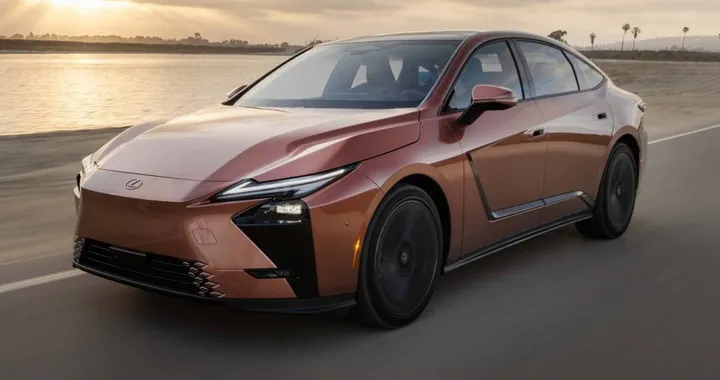 Nuova Lexus ES, debutto italiano con versioni ibride ed elettriche