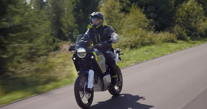 Husqvarna Norden 901 2024: l’iconica moto da viaggio si aggiorna [FOTO]