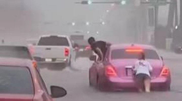Rolls-Royce Ghost spinta sotto la pioggia tropicale di Miami | Video