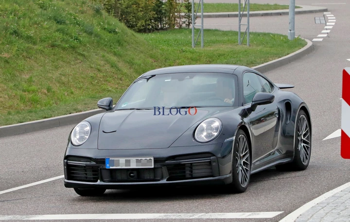 Porsche 911 Turbo: le foto spia della 992