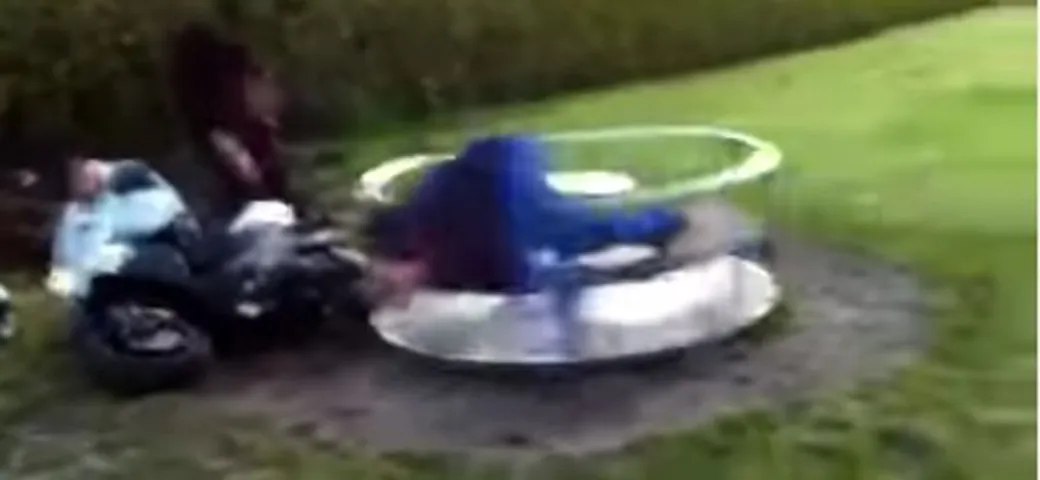 Epic Fail: fa girare la giostra con lo scooter, ma l'amico decolla [Video]