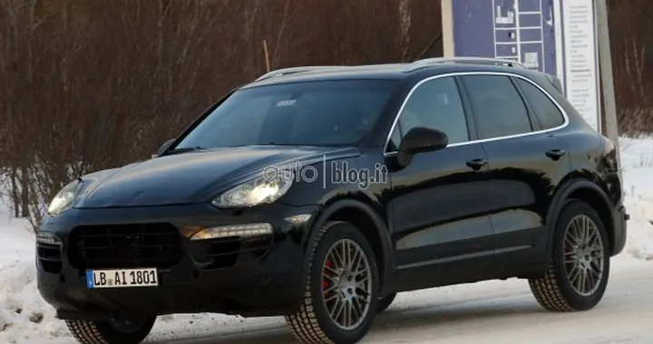 Porsche Cayenne: foto spia del restyling