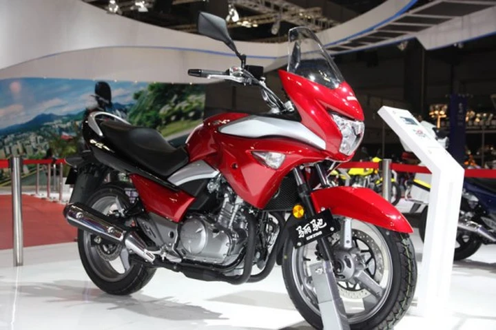 Suzuki Inazuma GW250S semi-carenata in arrivo in Europa: nuove immagini